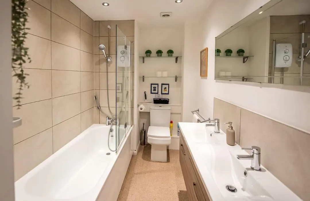 Grosvenor Pad - Lovely 2-Bed Flat - Free On Street Parking-1
