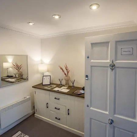 Grosvenor Pad - Lovely 2-Bed Flat - Free On Street Parking-2